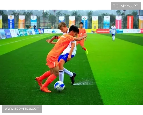 巴黎郊区足球公益项目启动，惠及千名青少年