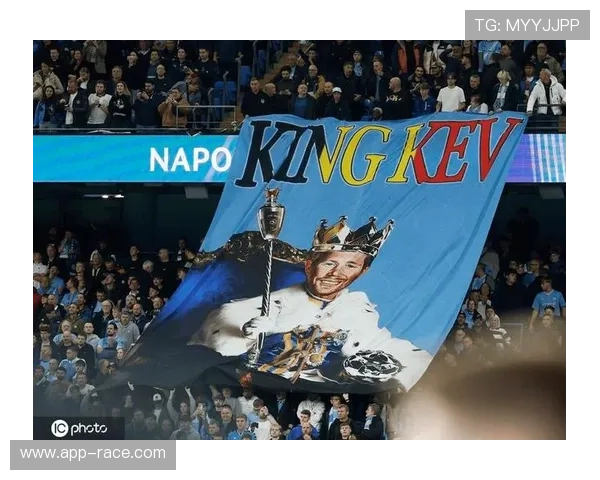 曼城球迷高歌助威，伊蒂哈德球场气氛热烈